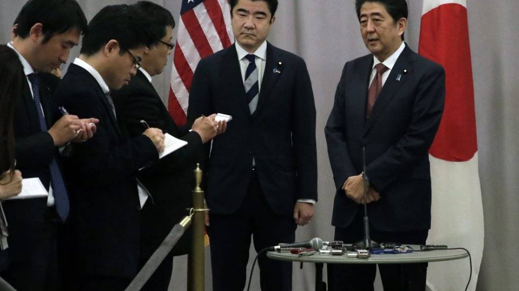 Ihm kam die Ehre zu, den künftigen US-Präsidenten Donald Trump als erster ausländischer Regierungschef zu besuchen: Japans Ministerpräsident Shinzo Abe.