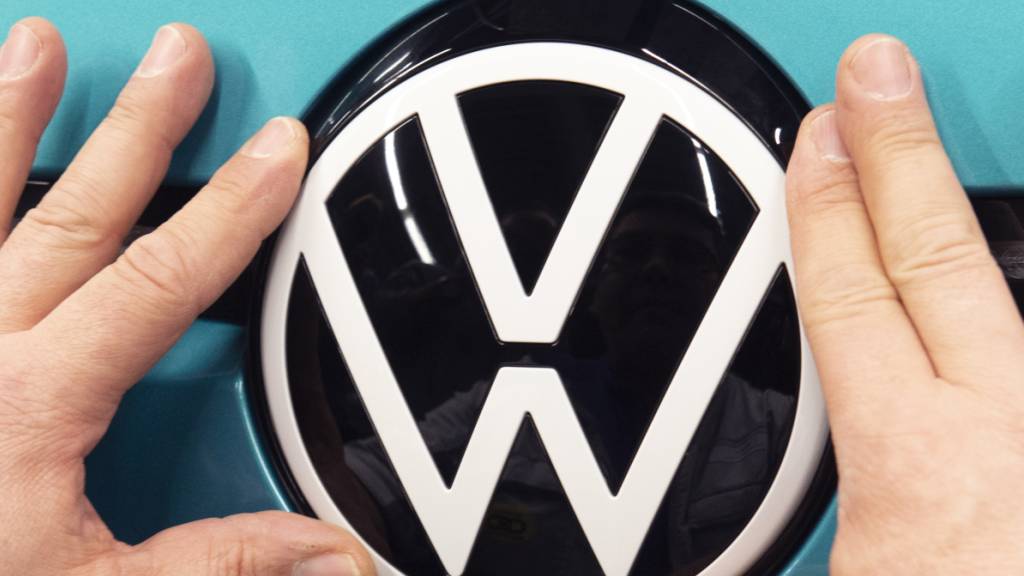 Der Volkswagen-Konzern ist wegen der Corona-Verkaufsbeschränkungen im April wie erwartet stark unter Druck gekommen. Konzernweit brachen die Auslieferungen im April um knapp die Hälfte ein. (Archivbild)
