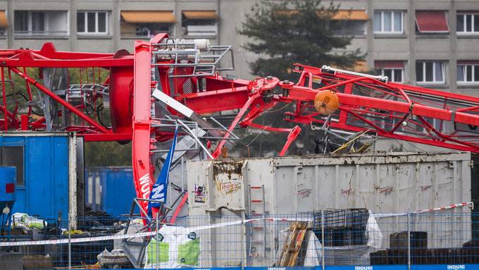 50-Meter-Kran stürzt in Lausanne um – eine Person stirbt