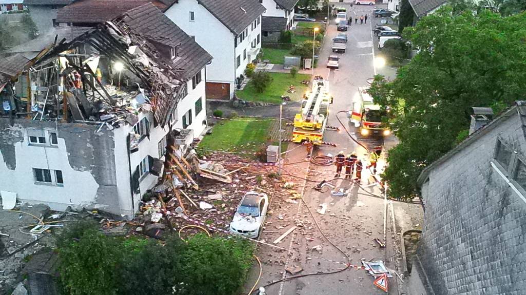 Bei der Explosion in Dorf wurde ein grosser Teil des Dachstocks weggesprengt. Ein 29-Jähriger wurde schwer verletzt.