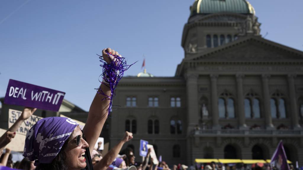 Der Berner Bundesplatz war am Sonntag wieder in violette Farbe getaucht. (Archivbild)