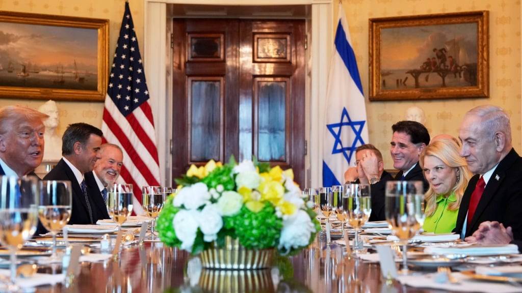 US-Präsident Donald Trump, links, trifft sich mit Israels Ministerpräsident Benjamin Netanjahu, rechts. Foto: Alex Brandon/AP/dpa