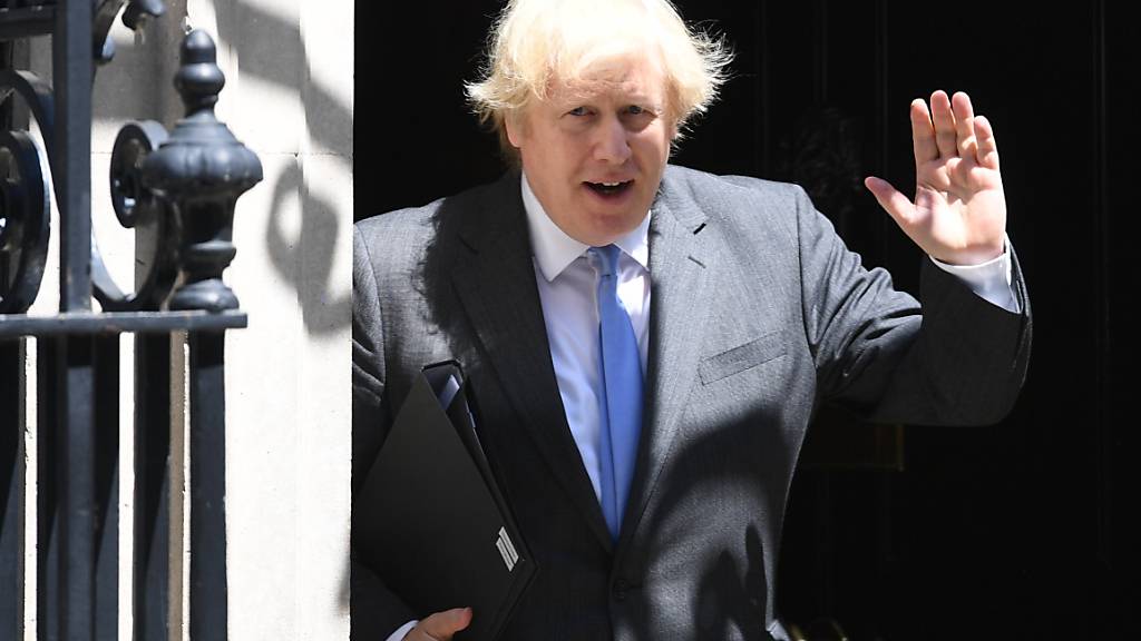 Boris Johnson verlässt die 10 Downing Street in Richtung Unterhaus, wo er ein Statement zur Corona-Pandemie machen wird. Foto: Stefan Rouuseau/PA Wire/dpa