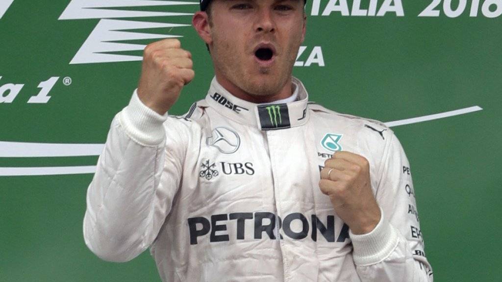 Nico Rosberg ballt auf dem Siegerpodest beide Fäuste nach seinem 21. Triumph