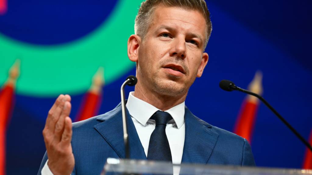 Peter Magyar spricht zu den Medien in Budapest, nachdem er und seine Tisza-Partei bei der Parlamentswahl die Partei von Ministerpräsident Orban besiegt hatte. Foto: Denes Erdos/AP/dpa