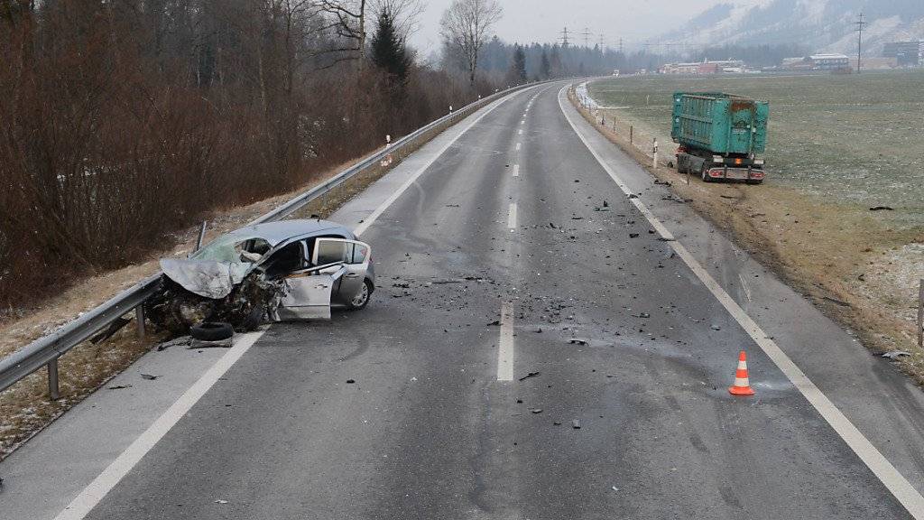 Auf der Umfahrungsstrasse bei Malters geriet ein Auto auf die Gegenfahrbahn und kollidierte mit einem Lastwagen - der Autolenker starb.