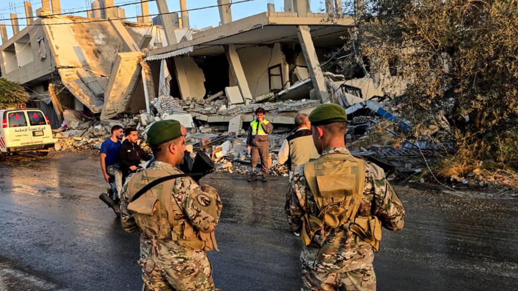 ARCHIV - Libanesische Soldaten sichern ein Haus, das bei einem israelischen Angriff in der südlibanesischen Ortschaft Dier Kifa getroffen wurde. Foto: Stringer/dpa/Archivbild