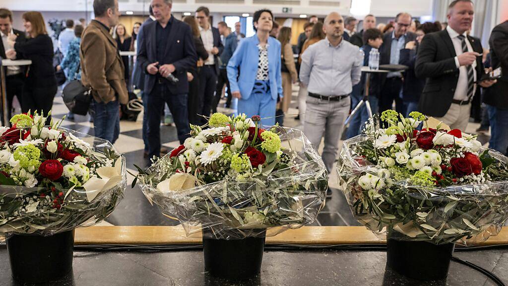 Die Blumensträusse für die gewählten Solothurner Regierungsmitglieder sind stehen geblieben: Alle acht Kandidierenden scheiterten im ersten Wahlgang am absoluten Mehr. In der Stichwahl sind die fünf Kandidierenden mit den meisten Stimmen gewählt.(KEYSTONE/Peter Schneider)