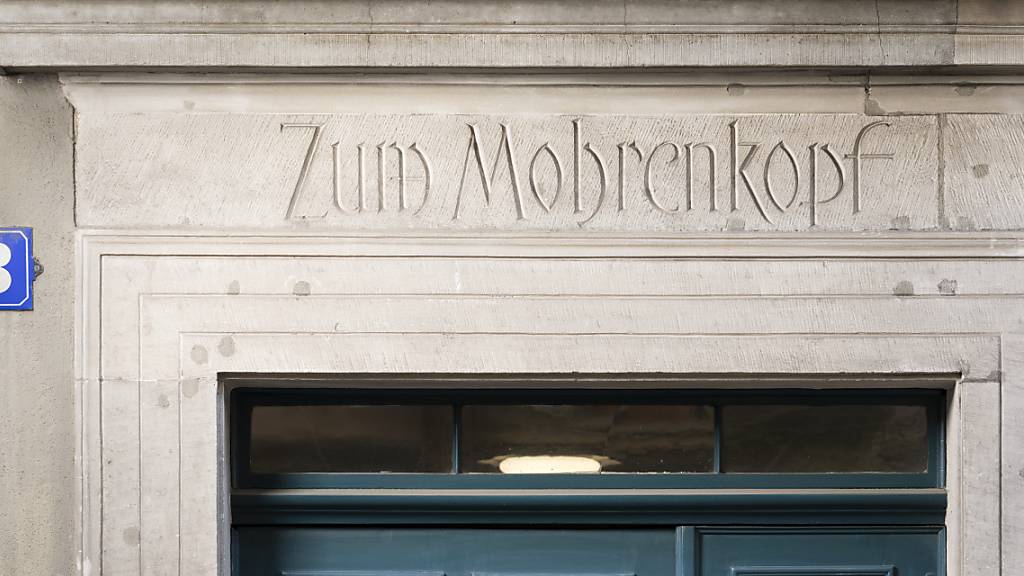 Die Inschrift «Zum Mohrenkopf» darf nach dem Entscheid des Gerichts vorerst nicht abgedeckt werden. (Archivbild)