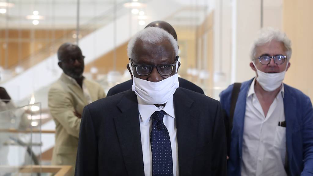 Der Senegalese Lamine Diack, einst Präsident des Leichtathletik-Weltverbandes und IOC-Mitglied, wird des Betrugs, der Geldwäsche und Korruption sowie der Veruntreuung und bandenmässiger Kriminalität beschuldigt