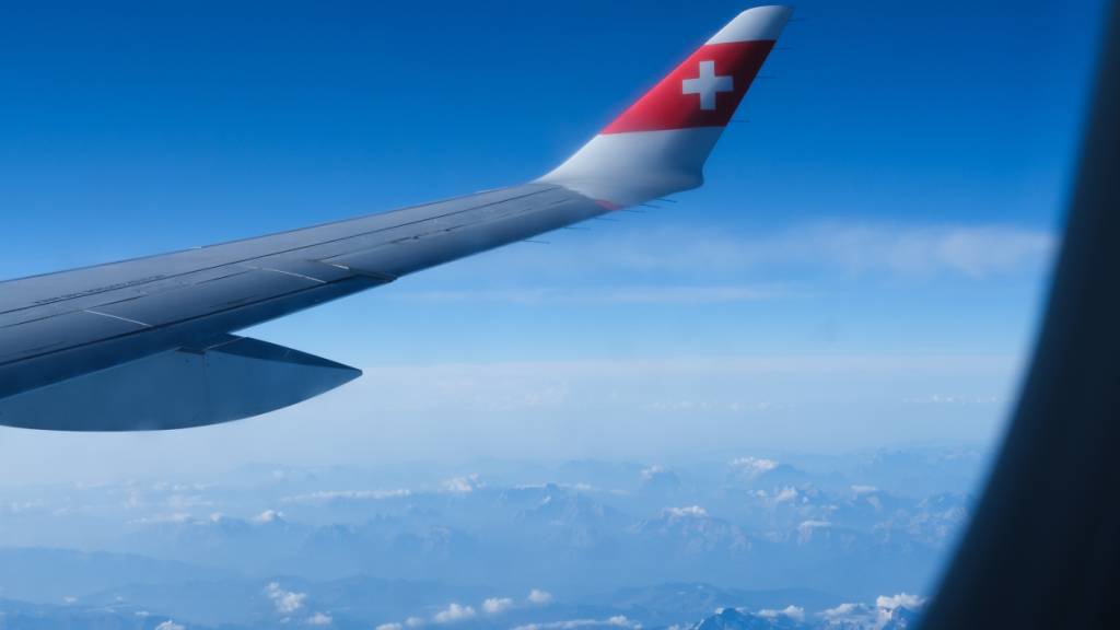 Die Swiss und ihre Schwesterairline Edelweiss erhöhen ihre Treibstoffzuschläge wegen der stark gestiegenen Kerosinpreise nach Ausbruch des Iran-Kriegs. Dies hat die Lufthansa-Gruppe für ihre Fluggesellschaften beschlossen. (Archivbild)