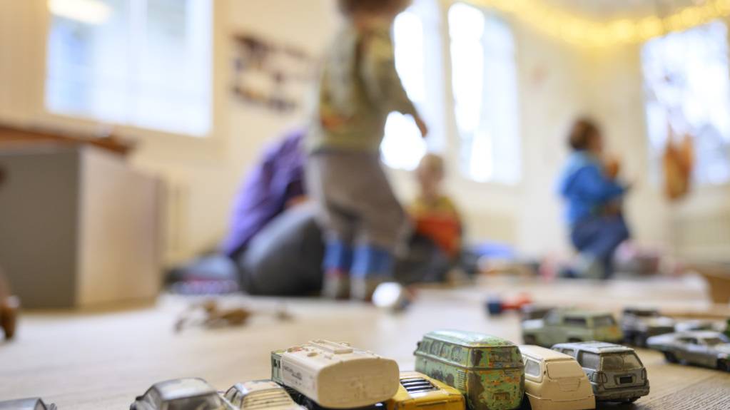 Kinder mit Behinderung sollen im Kanton Graubünden in Zukunft im Rahmen regulärer Angebote betreut werden können. (Archivbild)