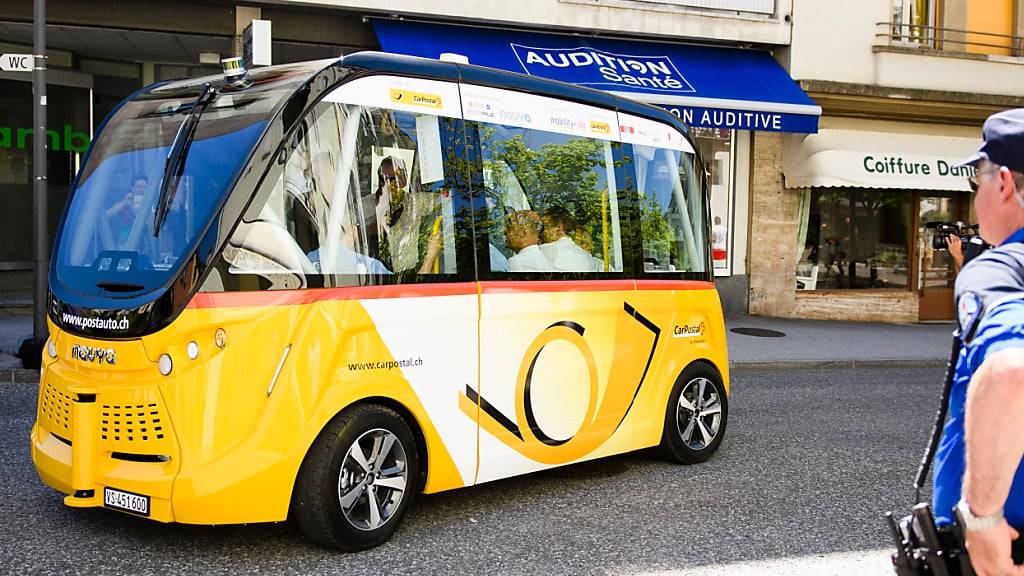 Den ersten Testbetrieb eines kleinen, selbstfahrenden Busses in der Schweiz stellte Postauto Schweiz AG im Juni 2016 in Sion vor.