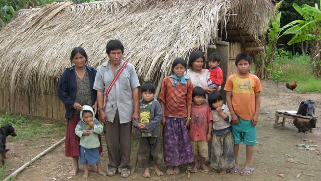 Tsimane Eltern aus dem Bolivianischen Amazonasgebiet, die ihre Kinder alleine kaum ernähren könnten. Sie werden, wie Familien überall auf der Welt, von älteren Kindern, Grosseltern und Gemeindemitgliedern unterstützt. Ohne solche Hilfe wäre die menschliche Evolution so nicht möglich gewesen. (zVg)