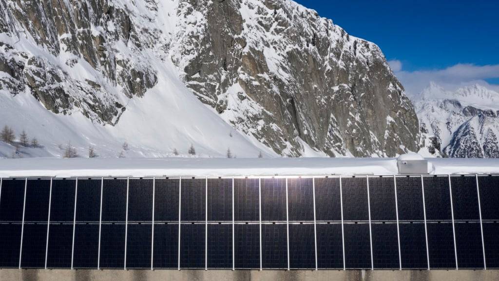 In der Schweiz soll mit Solaranlagen in den Bergen, wie hier an der Albigna-Staumauer im Bergell, die Produktion von erneuerbarer Energie im Winter gesteigert werden. (Archivaufnahme)