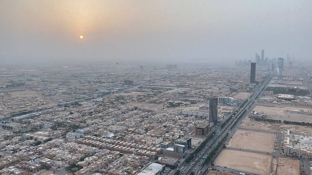 ARCHIV - Blick von der Aussichtsplattform des Wolkenkratzers Kingdom Centre in Riad. Foto: Johannes Sadek/dpa
