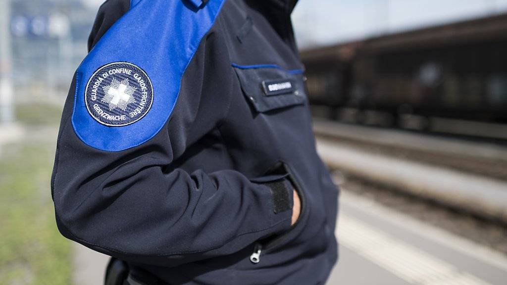 Ein Schweizer Grenzwächter muss sich seit Mittwoch vor dem Militärgericht in Bern verantworten. Ihm wird vorgeworfen, für den Tod eines ungeborenen Kindes einer Flüchtlingsfrau aus Syrien verantwortlich zu sein. (Symbolbild)