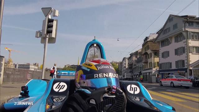 Sebastien Buemi fährt mit Formel-E-Wagen durch Stadt