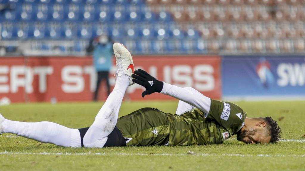 Sinnbildlich für den FC Sion in Vaduz: Stürmer Guillaume Hoarau liegt verletzt am Boden