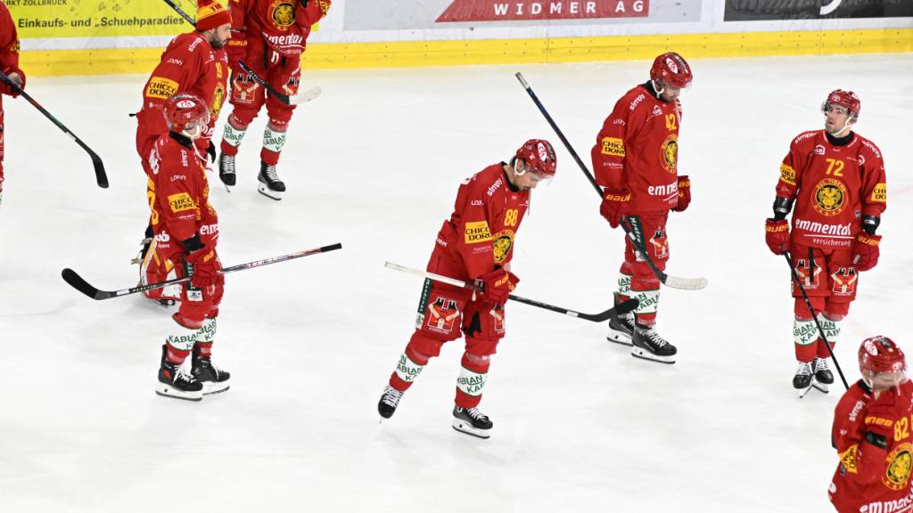 Hängende Köpfe bei den Spielern der SCL Tigers nach der Heimniederlage gegen die Rapperswil-Jona Lakers