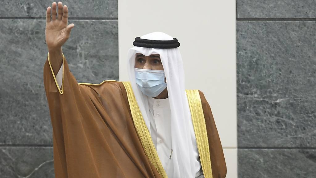 Scheich Nawaf Al Ahmad Al Sabah mit Mund-Nasen-Schutz, der neue Emir von Kuwait, winkt, nachdem er den Verfassungseid vor der Nationalversammlung geleistet hat. Foto: Jaber Abdulkhaleg/AP/dpa
