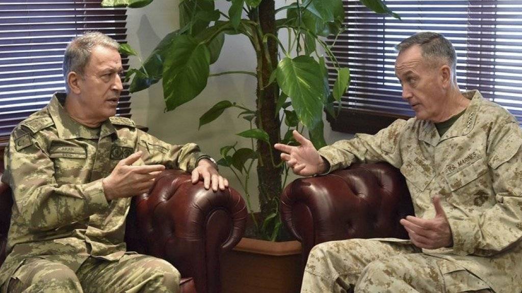 Die Generalstabschefs der Türkei, Hulusi Akar (links), und der USA, Joseph Dunford (rechts), berieten am Samstag über die Einnahme der IS-Hochburg Rakka.