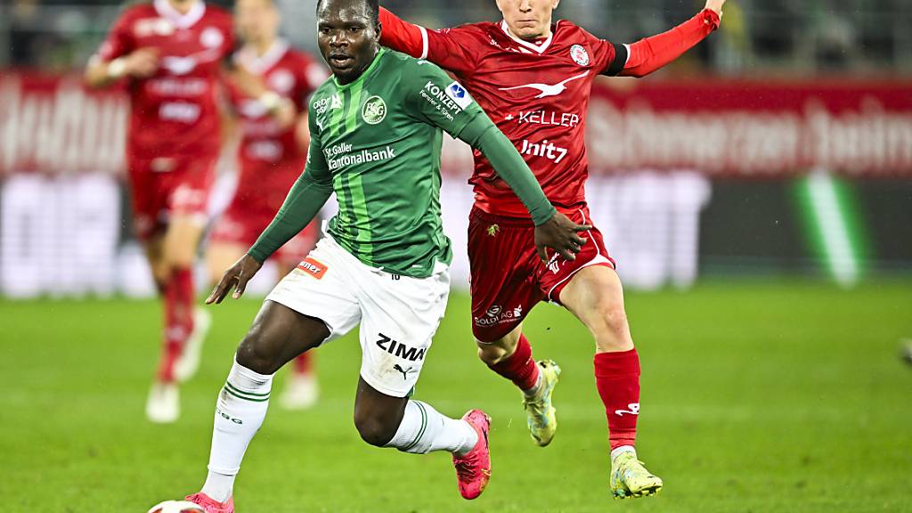 St. Gallens Dreifachtorschütze Chadrac Akolo entwischt dem Winterthurer Matteo Di Giusto, der trotz des unverhofften Todes seines Mutter in Winterthurs Startelf steht