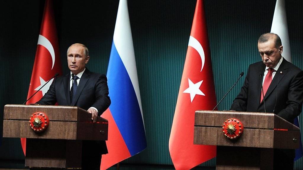 Mach dem Abschuss eines russischen Kampfjets kam es zum Bruch zwischen Moskau und Ankara. Nun sucht der türkische Präsident Erdogan (r.) wieder den Kontakt zu seinem russischen Amtskollegen Putin.