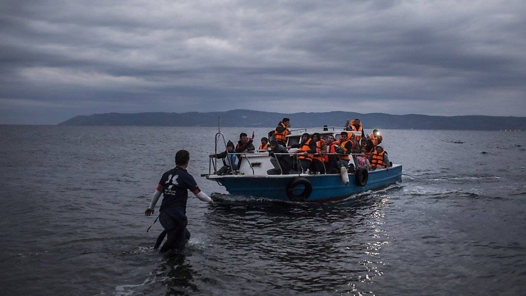 Flüchtlinge bei der Insel Lesbos vor der griechischen Küste. Die Organisationen Ärzte ohne Grenzen und Greenpeace setzen dort Schlauchboote ein um in Seenot geratenen Menschen zu helfen.