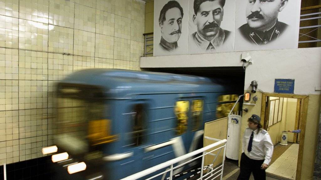 Bekannte Köpfe in der Moskauer U-Bahn, darunter Stalin. Nicht alltäglich allerdings sind abgetrennte Kinderköpfe. Mit einem solchen in der Hand benützte eine Mutter das öffentliche Verkehrsmittel und wurde daraufhin festgenommen (Symbolbild).