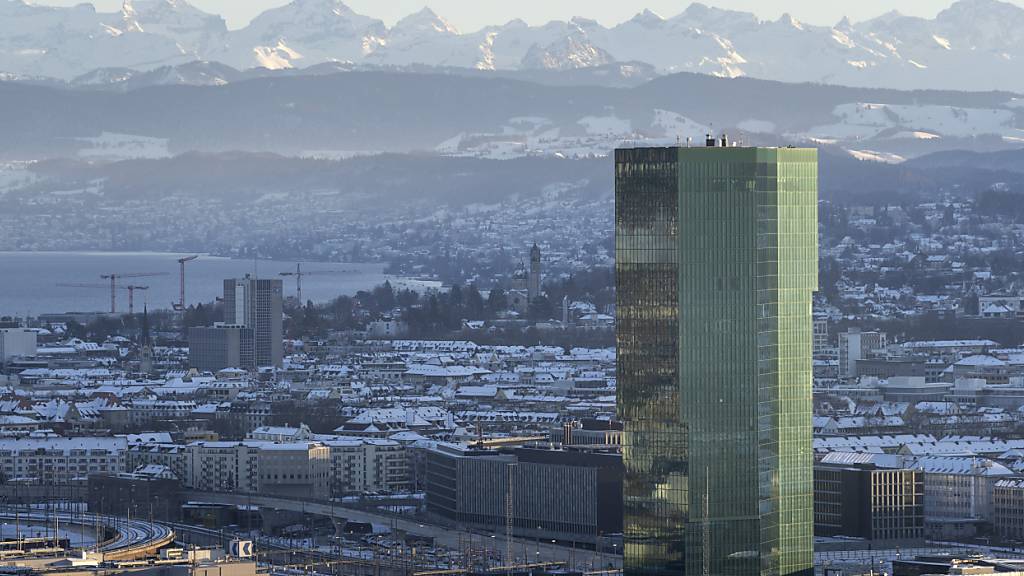 Das Zürcher Wahrzeichen Prime Tower, das dem Immobilienkonzern Swiss Prime Site gehört, von Höngg aus. Die Firma hat im ersten Halbjahr den Gewinn gesteigert. (Archivbild)