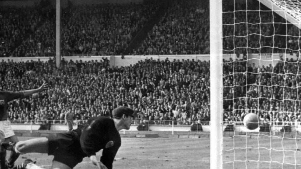 Das 3:2 von Geoff Hurst im WM-Final 1966 zwischen Gastgeber England und Deutschland im Londoner Wembley ist das berühmteste Tor der Fussball-Geschichte