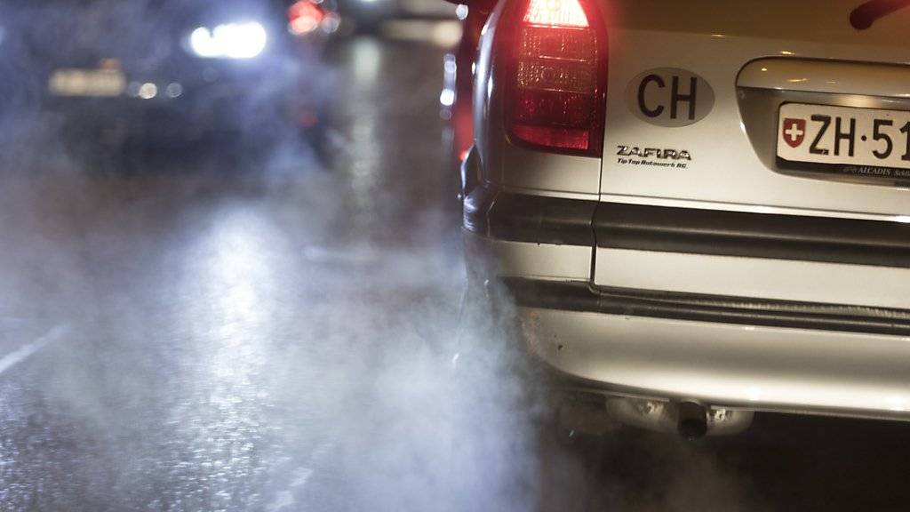 Abgas-Experten sind besorgt: Obwohl die Technologie zur Abgasreinigung weit gediehen ist, setzen Autos noch viel zu viel schädliche Russpartikel frei. Grund sind Schlupflöcher im Gesetz. (Symbolbild)