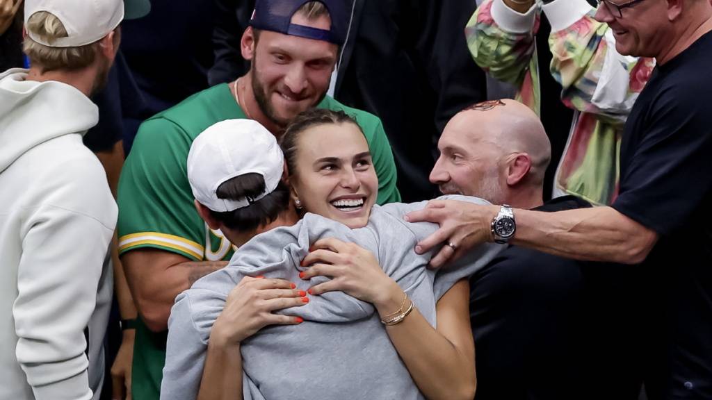 Emotionaler Jubel in der «neuen» Familie: Aryna Sabalenka herzt nach ihrem US-Open-Triumph  ihren Freund, Coach und Fitnesstrainer