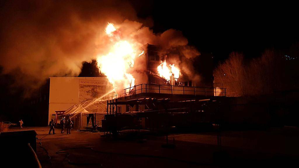 Grossbrand eines Gewerbegebäudes in Klingnau AG: Mehrere Zander einer Fischzucht im Gebäude überlebten die Flammen nicht.