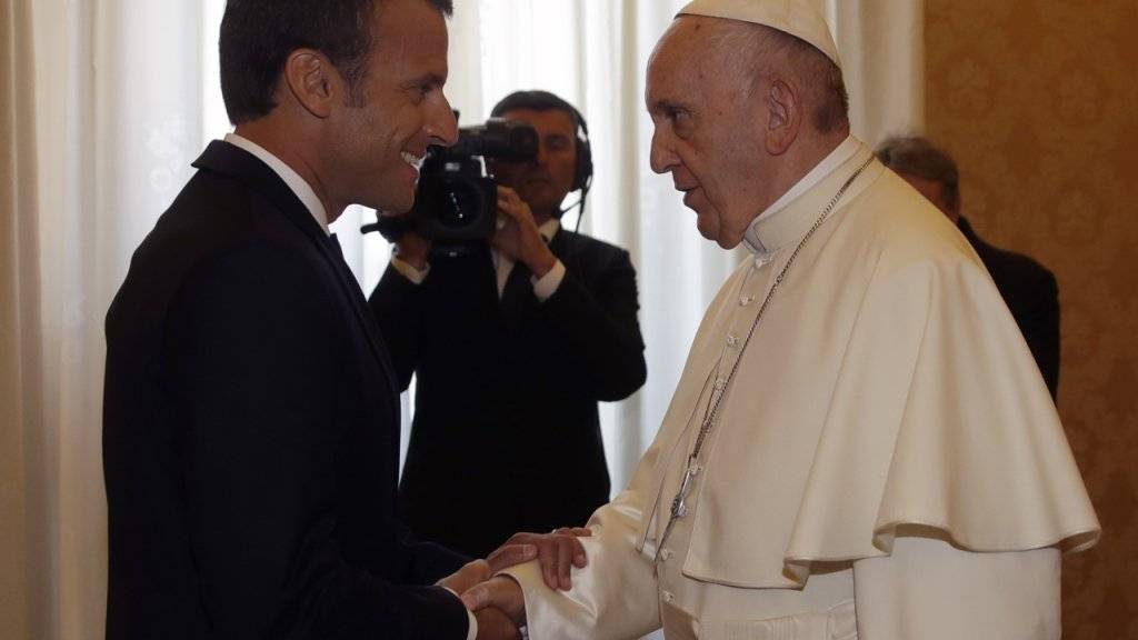 Papst Franziskus begrüsst Emmanuel Macron.