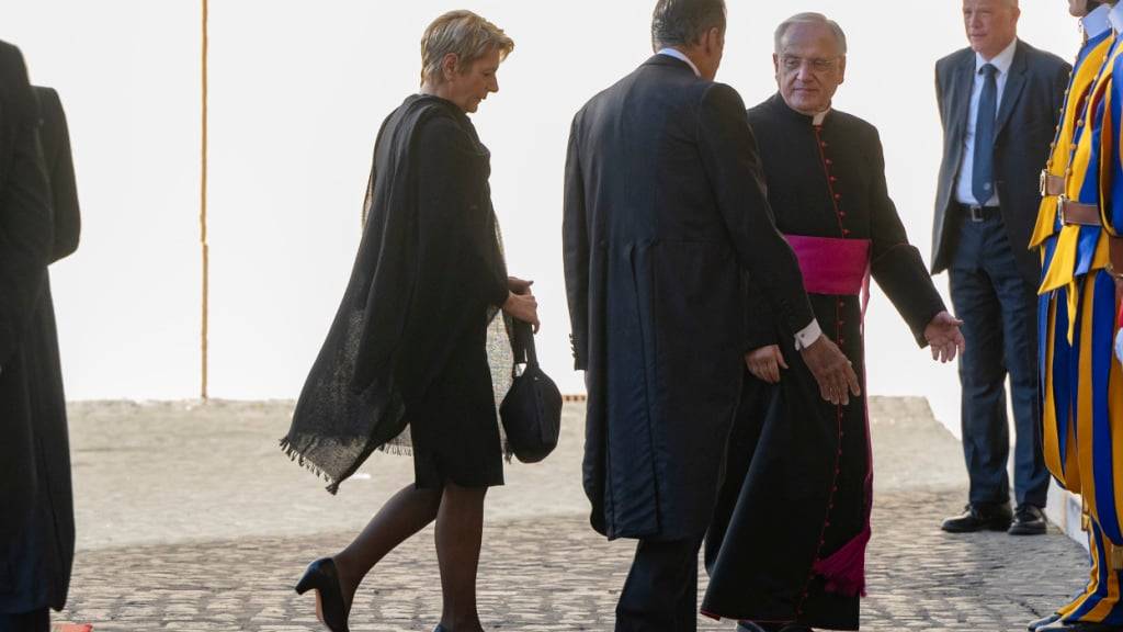 Die Schweizer Bundespräsidentin Karin Keller-Sutter hat am Freitag im Vatikan Papst Leo XIV. getroffen. Auch der Zollkonflikt mit den USA war beim Gespräch ein Thema.