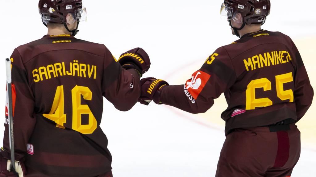 Sakari Manninen und Vili Saarijärvi jubeln über ein Tor Servettes