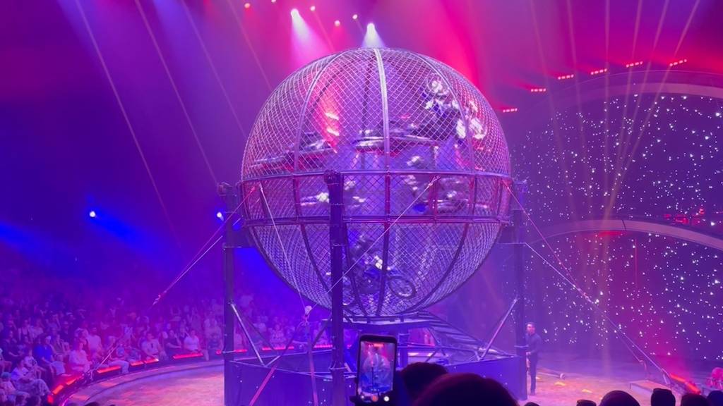 Schreckmoment im Zirkus Knie: Töfffahrer bei Sturz in Stahlkugel verletzt