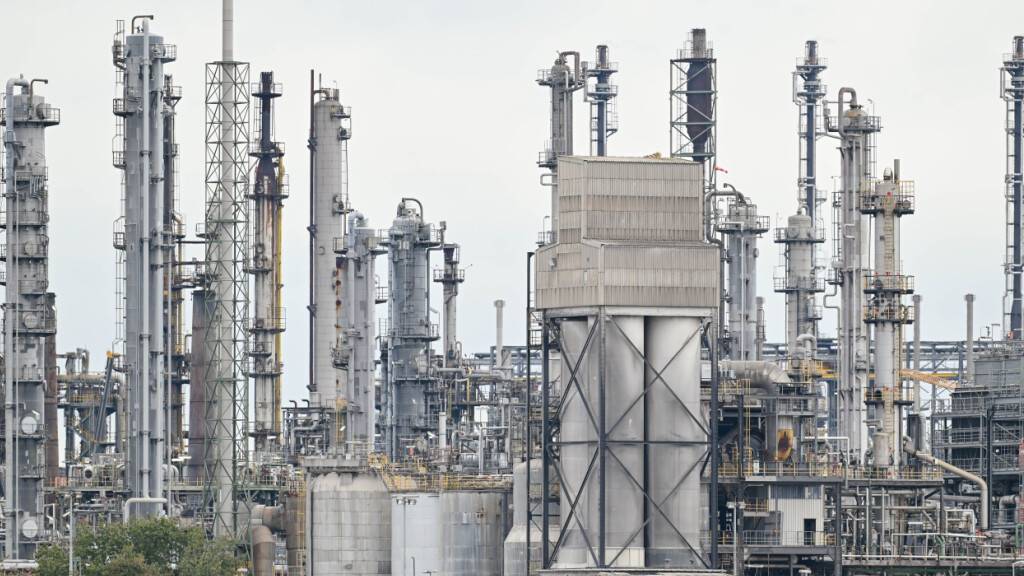 Nach zwei Jahren Rezession wächst die deutsche Wirtschaft 2025 wieder leicht. Das Schlussquartal fällt sogar positiver aus als erwartet. Dennoch lässt der grosse Aufschwung auf sich warten. (Im  Archivbild ein Werk des Chemiekonzerns BASF)