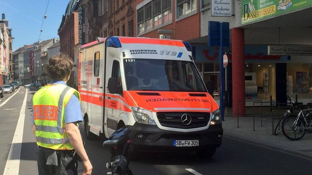 Der Mann, der sich in einem Restaurant in Saarbrücken verschanzt hatte, musste mit leichten Blutungen in ein Spital gebracht werden.
