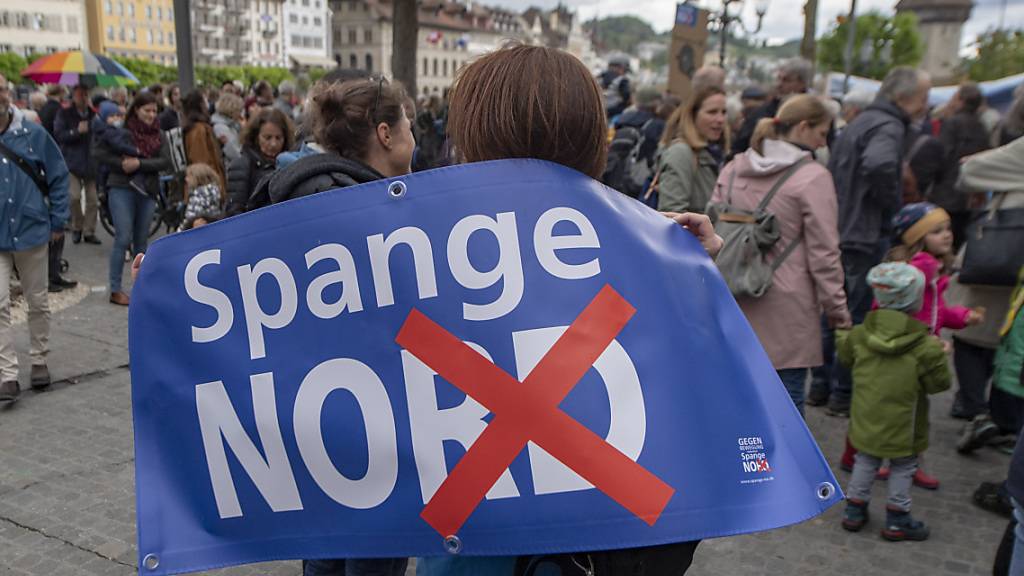 Protest gegen das Strassenprojekt Spange Nord in der Stadt Luzern: Eine Volksinitiative gegen die Umfahrung kann durchgeführt werden. (Archivbild)