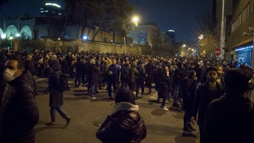 ARCHIV - Iranische Studenten demonstrieren vor der Amirkabir Universität in der Innenstadt nach einer Trauerfeier für die Opfer des Flugzeugabsturzes. Foto: Rouzbeh Fouladi/ZUMA Wire/dpa (Archivbild)
