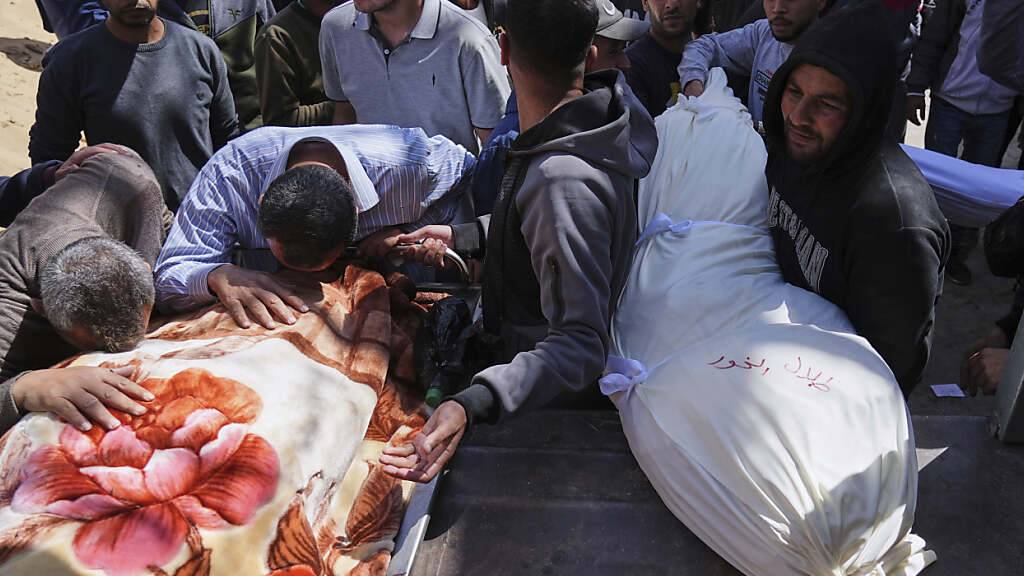 Palästinenser trauern über den Leichen ihrer Verwandten, die bei einem israelischen Luftangriff getötet wurden. Foto: Jehad Alshrafi/AP/dpa