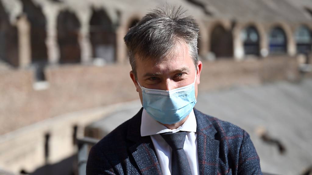 Gabriel Zuchtriegel, klassischer Archäologe, steht vor einem Geländer im Inneren des Kolosseums. Der 39-Jährige wird neuer Direktor des Archäologieparks der versunkenen Stadt Pompeji in Italien.