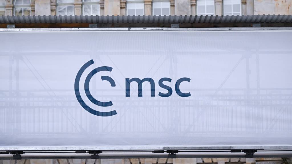 Das Logo der Münchner Sicherheitskonferenz (MSC) ist in der Nähe des Hotels Bayerischer Hof zu sehen. Foto: Sven Hoppe/dpa