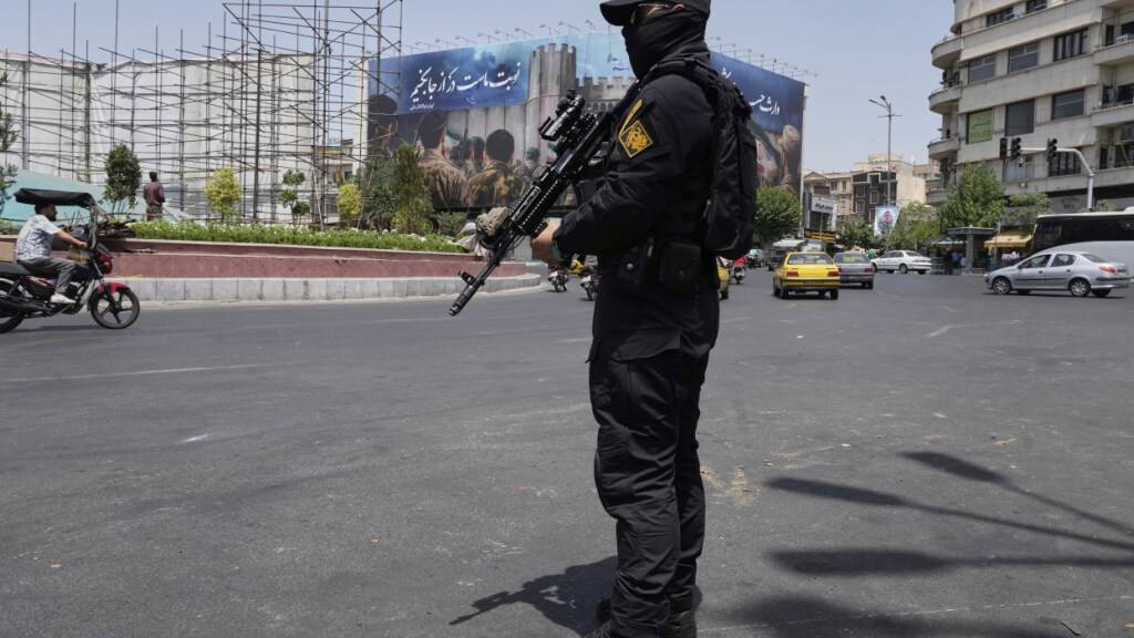 ARCHIV - Ein Mitglied der iranischen Revolutionsgarden steht auf dem Platz der Islamischen Revolution (Enghelab-e-Eslami) im Zentrum von Teheran, Iran, Wache. Foto: Vahid Salemi/AP/dpa