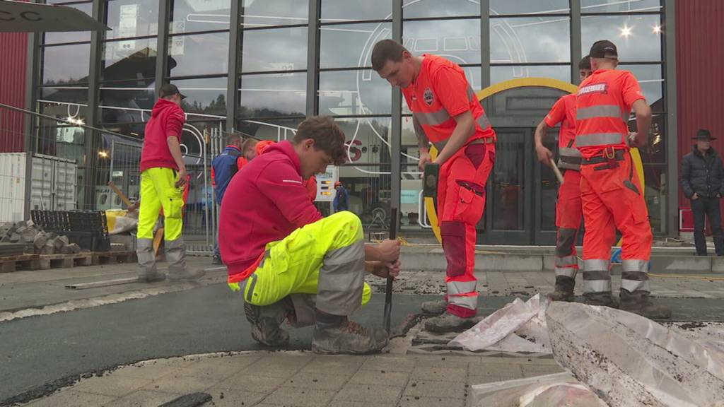 Junge Strassenbauer bauen Rollstuhl-Parcours im Verkehrshaus