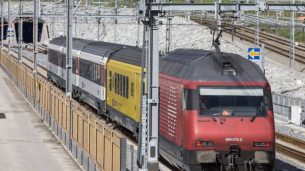 Am 1. Juni 2016 fahren die ersten zwei Züge mit Publikum durch den neuen Gotthard-Basistunnel. Ein Messzug (Bild) erkundete die Strecke beim Südportal in Pollegio TI bereits im letzten Oktober. (Archivbild)