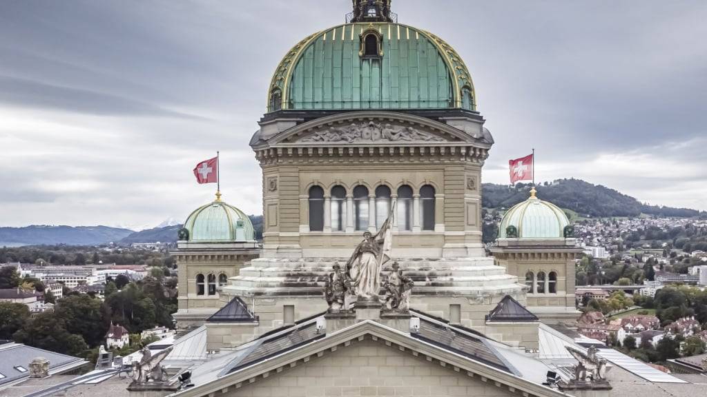 In der heute beginnenden Herbstsession im Bundeshaus behandeln National- und Ständerat zahlreiche Volksinitiativen und weitere Geschäfte. (Archivbild)